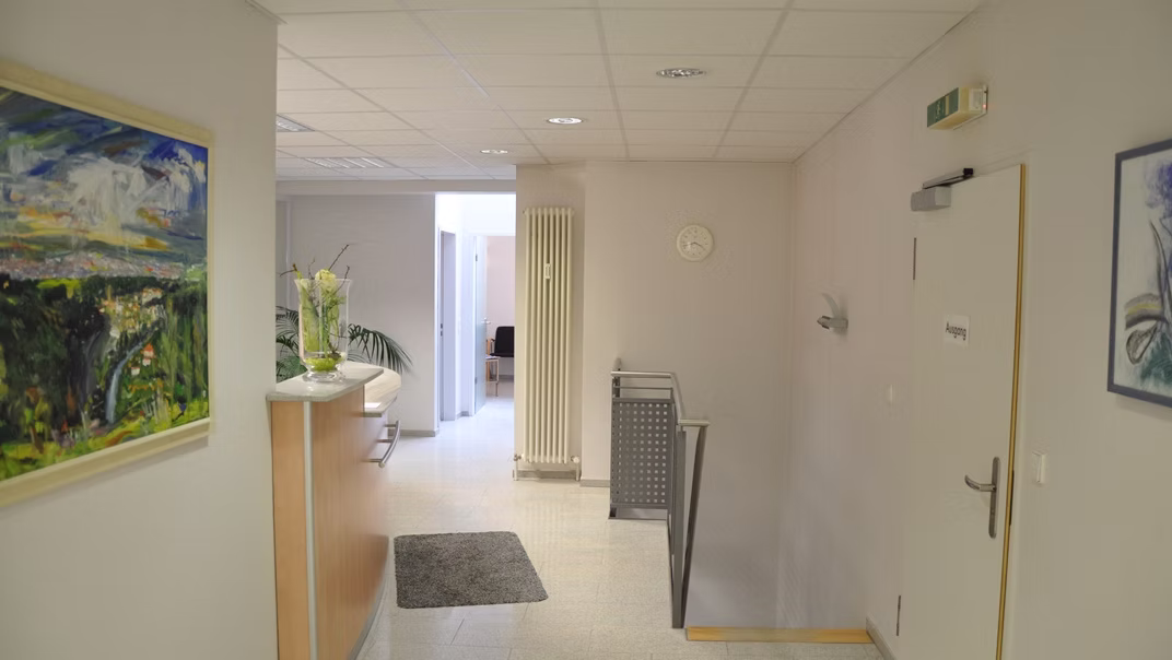 Flur der Zahnarztpraxis Dr. Metzger in Pforzheim mit Gemälde